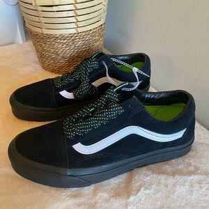 NWOT Vans Men's Black and White Sneakers Men 6.5/ Women 8